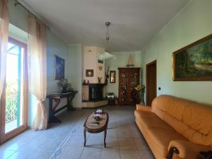 a living room with a couch and a table at Residenza Magister in Serramonacesca