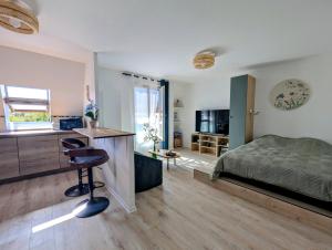 a bedroom with a bed and a desk with a chair at Appartement ZEN - 5 minutes du centre, parking gratuit in Nancy