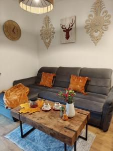 a living room with a couch and a coffee table at MICHAŁÓWKA - Domek w Górach przy Lesie - Energylandia in Targanice