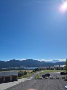 arial view of a parking lot with a view of a lake at Studio cabine Les Angles - Soleil et Montagne in Les Angles +1 photo