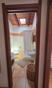 ein Badezimmer mit Waschbecken und Waschmaschine in der Unterkunft Casa Merella in Villavecchia + 10 Fotos
