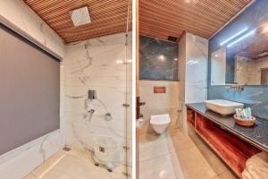 Un baño con ducha, inodoro y lavabo. en Shivalaya Retreat - A River Side Resort, en Manali 32 fotos más