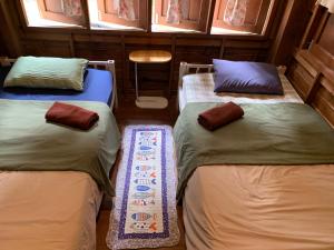 Habitación con 2 camas y almohadas. en Yor Song Hostel Pai, en Ban Huai Pu 27 fotos más