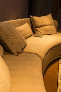 Una cama con almohadas y un bolígrafo encima. en Luxury 3-Bedroom Home in Maitama Abuja, en Abuja