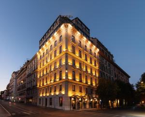 een verlicht gebouw op straat 's nachts bij Romanico Palace Luxury Hotel & SPA in Rome