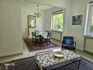 una sala de estar con una mesa y sillas en Ganze Wohnung mit Garten, en Bremen