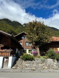 NiederriedにあるGemütliche und rustikale Ferienwohnungの木と花の前の建物