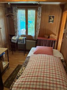 NiederriedにあるGemütliche und rustikale Ferienwohnungのベッドルーム1室(ベッド1台、プライド毛布付)