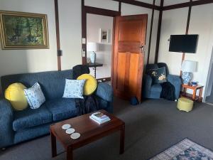 Ruang duduk di Bowen Toft Villa- New Listing