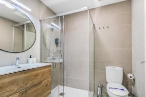 ベシンダリオにあるCity Hub Stayのシャワー、トイレ、洗面台を備えたバスルーム +39枚の写真