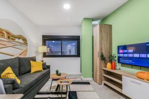 ベシンダリオにあるCity Hub Stayのソファと薄型テレビのあるリビングルーム