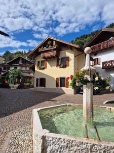 a house with a water fountain in front of it at Casa Jasmina in Mezzano