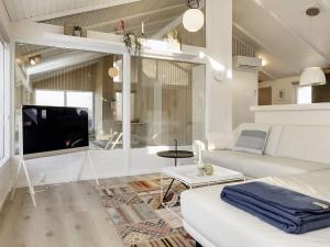 Una sala de estar con un sofá blanco y un televisor. en 8 person holiday home in Bindslev-By Traum, en Bindslev