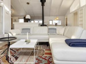 Una sala de estar con dos sofás blancos y una mesa. en 8 person holiday home in Bindslev-By Traum, en Bindslev