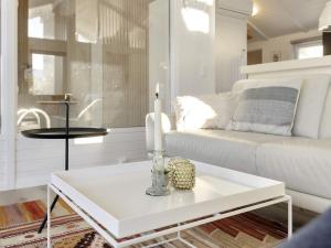 una sala de estar con un sofá blanco y una vela sobre una mesa en 8 person holiday home in Bindslev-By Traum, en Bindslev 37 fotos más