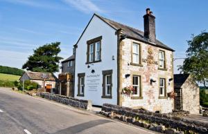 ein Gebäude am Straßenrand in der Unterkunft Ollerenshaw Cottage in Buxton + 36 Fotos