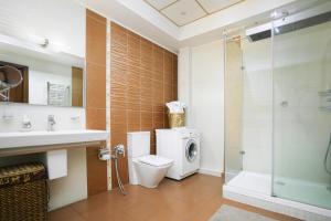 埃里温Katsin Building ! 3 Bedroom Luxury Apartment with 2 Bathrooms!的带卫生间和洗衣机的浴室 更多8张照片
