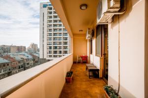 埃里温Katsin Building ! 3 Bedroom Luxury Apartment with 2 Bathrooms!的可欣赏城市景观的阳台