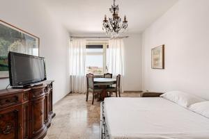 a living room with a tv and a table at Casa Del Volo 10 Min Turin Airport & Juve Stadium in Borgaro Torinese