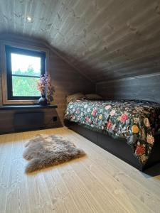 ein Schlafzimmer mit einem Bett und einem Fenster in der Unterkunft Elegantes, ruhiges Ferienhaus in bester Lage für alle Outdoorfans in Randsverk