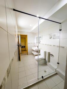 Un baño con dos lavabos y un inodoro. en Marikeka Hotel, en Galu 19 fotos más