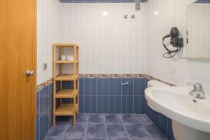 Ένα μπάνιο στο Naranjo House en pleno centro Telde +54 φωτογραφίες
