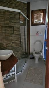 Et badeværelse på Moana Flat bungalow térreo pertinho da praia