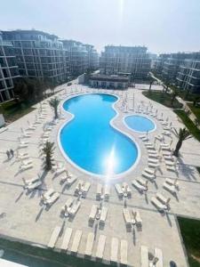 バクーにあるPolo residence Seabreazeのスイミングプール(ラウンジチェア、シックスシックスシックスシックス付)のオーバーヘッドビュー +4枚の写真