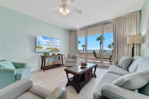 ein Wohnzimmer mit zwei Sofas und einem Tisch in der Unterkunft BeachClub A406-3bed3.5 New Rental-Beachfront condo in Gulf Shores