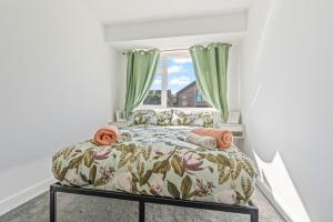 a bed in a room with a window at Long-Stay Ready in NG13 Bungalow, sleeps 6 in Bingham