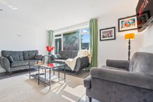 a living room with two couches and a table at Long-Stay Ready in NG13 Bungalow, sleeps 6 in Bingham