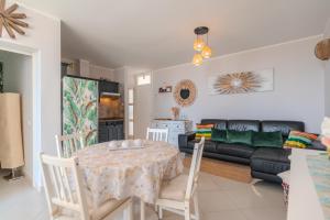 Χώρος καθιστικού στο Appartment Greta POOL & WIFI & GARDENVIEW & 24H SECURITY