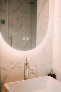 Koupelna v ubytování L'Atelier de l'Horloger 2 ch 6 pers Cour privée & Parking + 35 fotografií