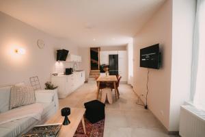 TV a/nebo společenská místnost v ubytování L'Atelier de l'Horloger 2 ch 6 pers Cour privée & Parking