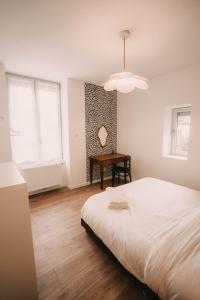 Postel nebo postele na pokoji v ubytování L'Atelier de l'Horloger 2 ch 6 pers Cour privée & Parking