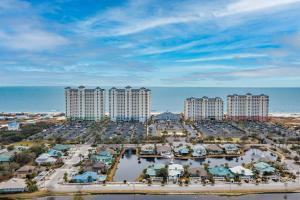 eine Luftansicht eines Resorts mit Eigentumswohnungen in der Unterkunft BeachClub A406-3bed3.5 New Rental-Beachfront condo in Gulf Shores