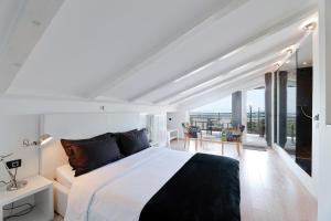 een witte slaapkamer met een groot bed en grote ramen bij Villa Krasica in Krasica +157 foto's