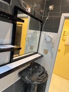 Dapur atau dapur kecil di غرفة وصالة مجمع الزارب