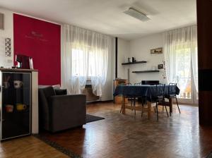 Η κουζίνα ή μικρή κουζίνα στο la dimora del re