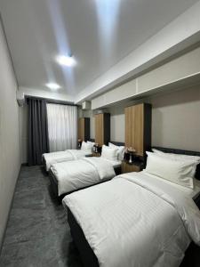 タシュケントにあるArt City Hostelのホテルルーム 3連のベッド付