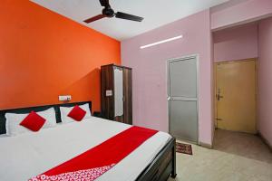 a bedroom with a bed and a ceiling fan at Hotel O Flagship Hotel Maa Shitla in Patna +25 photos