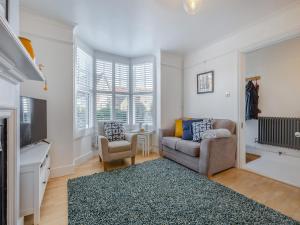 ein Wohnzimmer mit einer Couch und einem Sessel in der Unterkunft Coastal Cottage in Norwich
