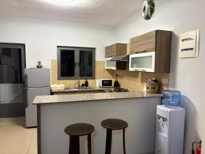 Una cocina o cocineta en 2 Bedroom Lotus Apt Flic en Flac 7 fotos más