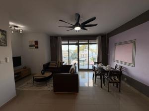 Una televisión o centro de entretenimiento en 2 Bedroom Lotus Apt Flic en Flac