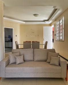 a couch in a living room with a table at Quarto compartilhado 8 leitos Valor por pessoa in Aracaju