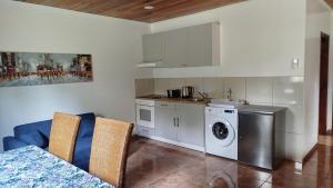 eine Küche mit Waschmaschine und Waschmaschine in der Unterkunft Casa Las Aves in Obligado