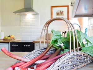 un panier rempli de légumes sur un comptoir de cuisine dans l'établissement Club Cottage, à Dummer