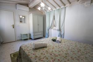 Кровать или кровати в номере La Chicca di Porta Fratta, nel cuore di Todi +42 фотографии