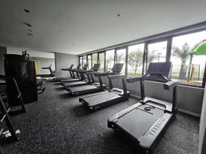 une salle de sport avec des rangées de chaises et beaucoup de fenêtres dans l'établissement Căn studio tại Sentosa Hải Phòng view sông phố cao tầng, à An Khê