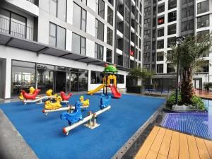 une aire de jeux au milieu d'un bâtiment dans l'établissement Căn studio tại Sentosa Hải Phòng view sông phố cao tầng, à An Khê